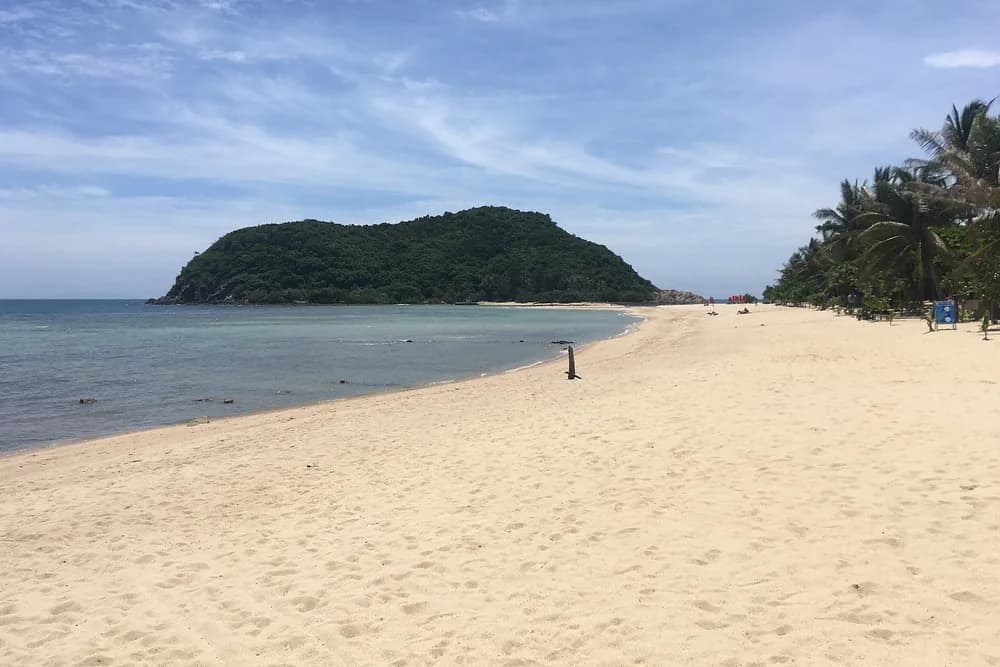 The sandbar at Mae Haad running out to the wooded island of Koh Ma.